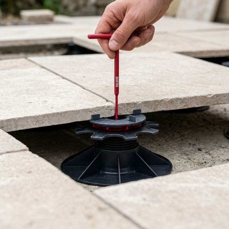 Clé de réglage Tilekey Solidor conçue pour ajuster les plots sous terrasse dalle — vue 4
