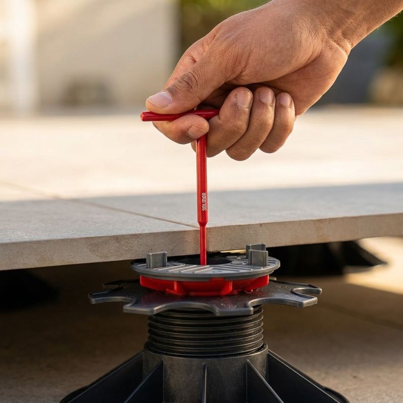 Clé de réglage Tilekey Solidor conçue pour ajuster les plots sous terrasse dalle — vue 5